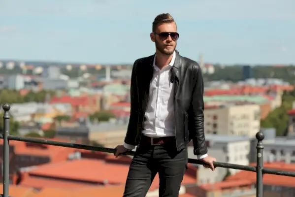 Prova att kombinera en klassisk långärmad skjorta med din favoritläderjacka för en skarp look.