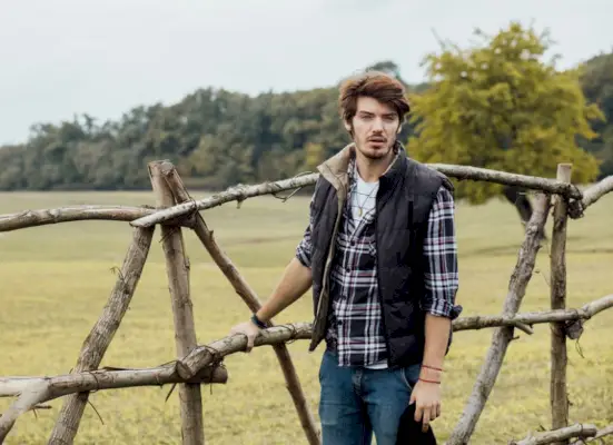 Lägg en button-down skjorta under en quiltad väst för robust stil.