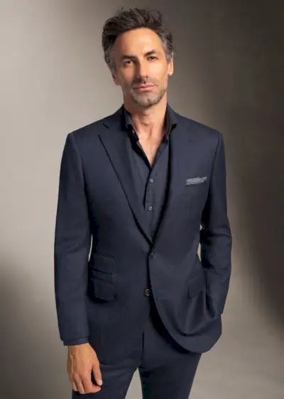 Rehaussez votre veste de costume avec l’ajout d’une pochette de costume.