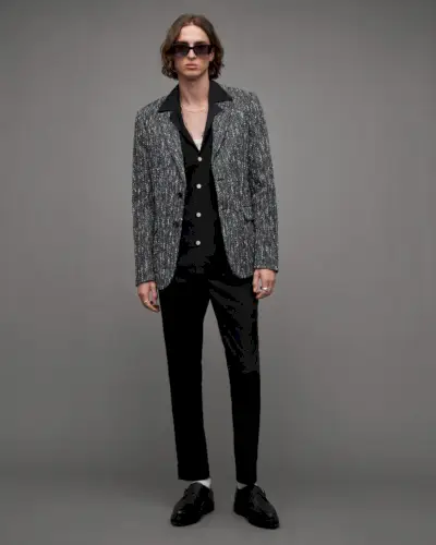 Enfilez un blazer sur mesure pour le club, en portant une chemise élégante en dessous au cas où vous iriez sans veste.