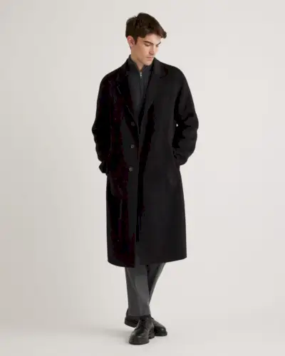 Emmitouflez-vous dans un pardessus chic pour les activités de plein air.