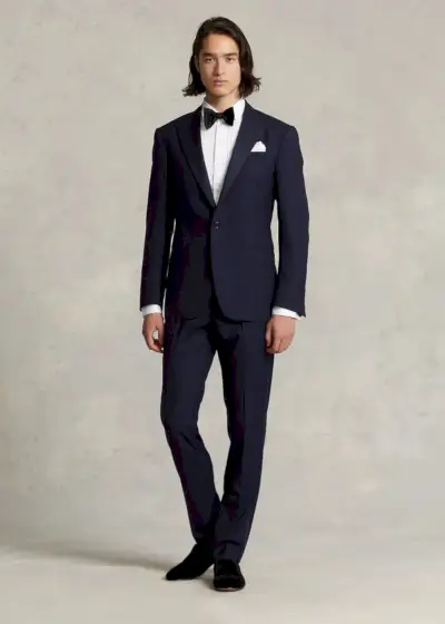 Célébrez le début de la nouvelle année avec style avec un smoking classique.