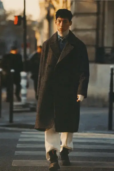 Utilisez un pull à col roulé comme couche de base pour votre manteau d'hiver. Essayez une chemise en jean pour un mélange ludique de textures.