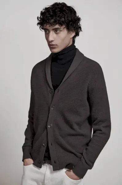 Superposez des tricots pour un ensemble inattendu qui