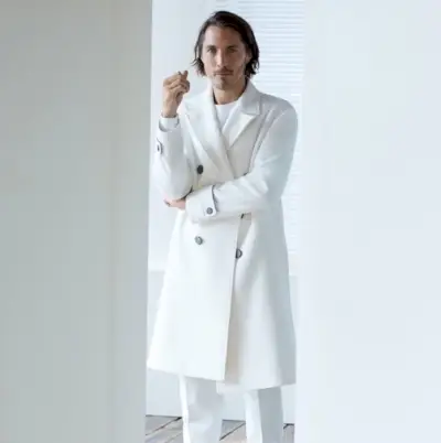 スポーティーな冬白のギョーム・マセは、ZARAのダブルブレストコートとプリーツパンツを合わせて登場。