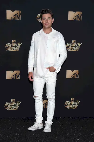ザック・エフロンはMTVムービー＆TVアワードにオールホワイトのデニム衣装を着て出席。