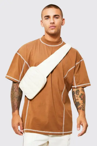 白いクロスボディバッグでスタイルをワンランクアップさせましょう。