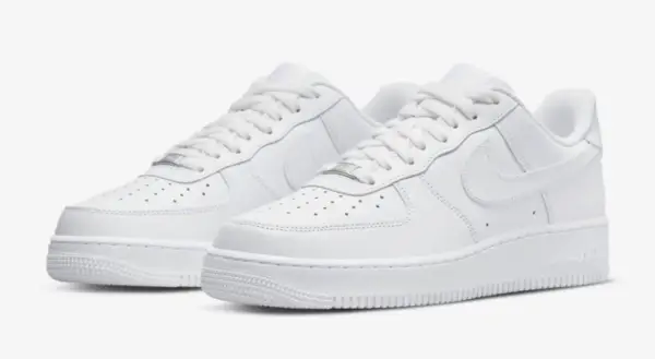 ホワイトのナイキ エア フォース 1 でスタイルを完成させましょう