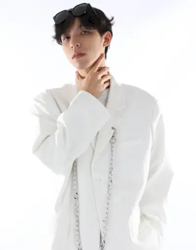 白いジャケットのメンズスタイルファッション