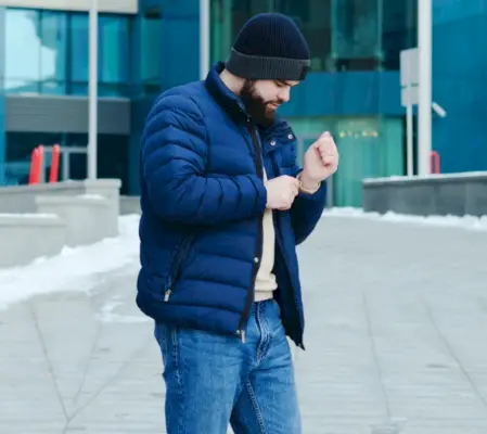 Tänk på passformen på din pufferjacka för en väl sammansatt vinterensemble.