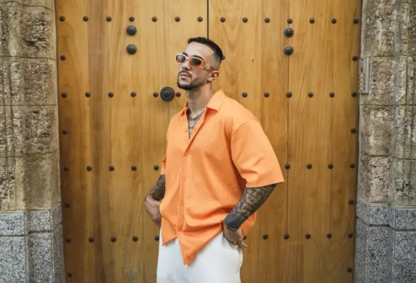 Hvide bukser Outfit Vibrant skjorte