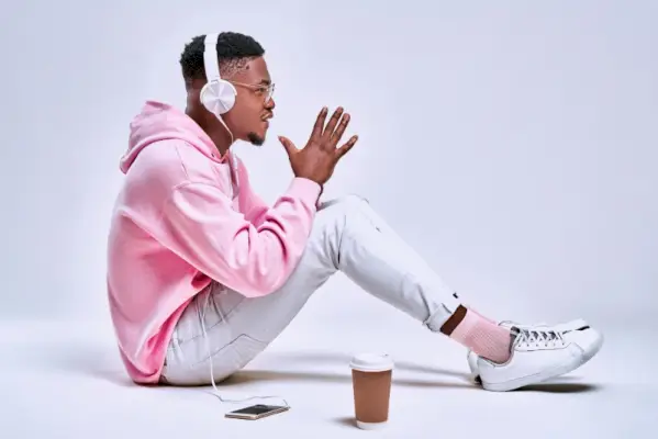 Hvide bukser Outfit Hættetrøje Pink