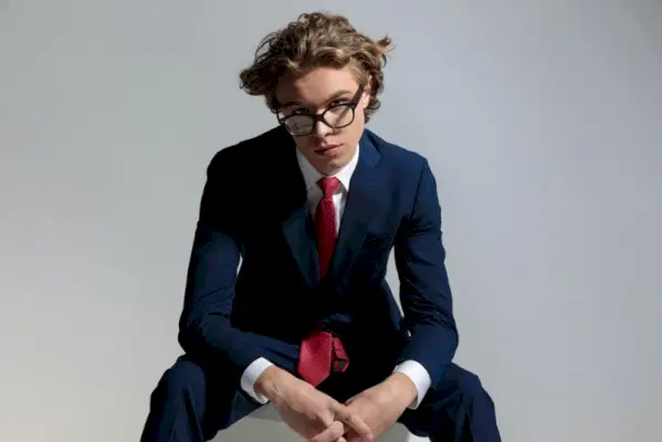 Sofern nicht anders angegeben, können Sie Ihrem Business-Anzug mit der Krawatte Ihrer Wahl Persönlichkeit verleihen.