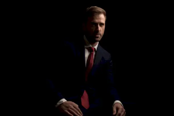 Sofern in Ihrem Büro oder bei der Veranstaltung keine entspannte Atmosphäre herrscht, eignet sich ein Anzug immer für geschäftliche Anlässe.