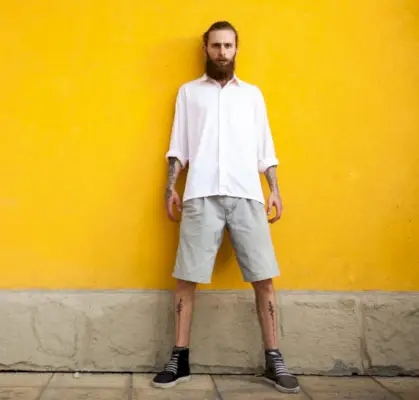 남성용 반바지 복장 버튼다운 셔츠