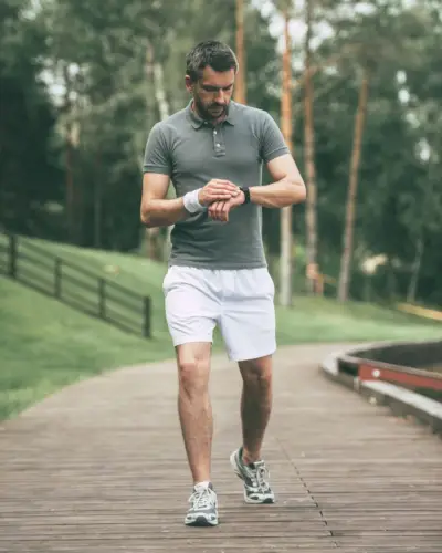 남성 반바지 의상 폴로 셔츠 스니커즈