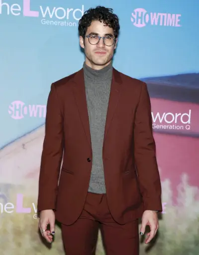 Darren Criss Szary, bordowy garnitur z golfem 2019