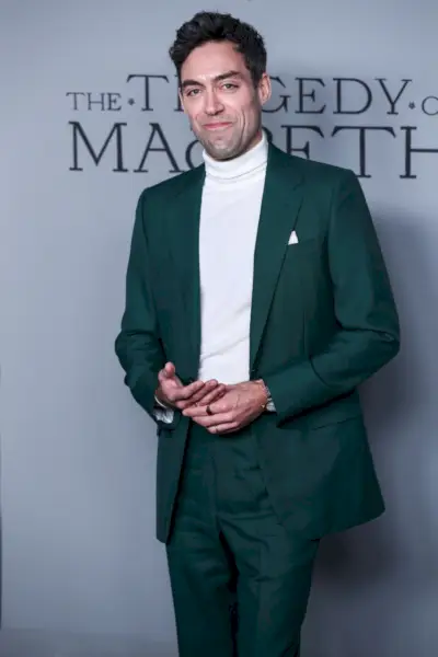 Zielony garnitur Alex Hassell, biały golf 2021