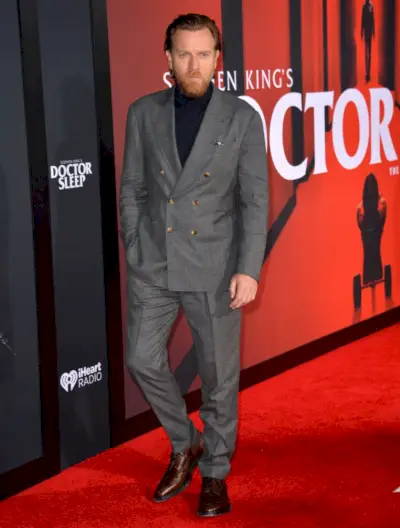 Czarny szary garnitur Ewan McGregor z golfem 2019