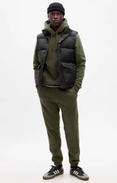 Casual outfit huvtröja quiltad väst joggingbyxor