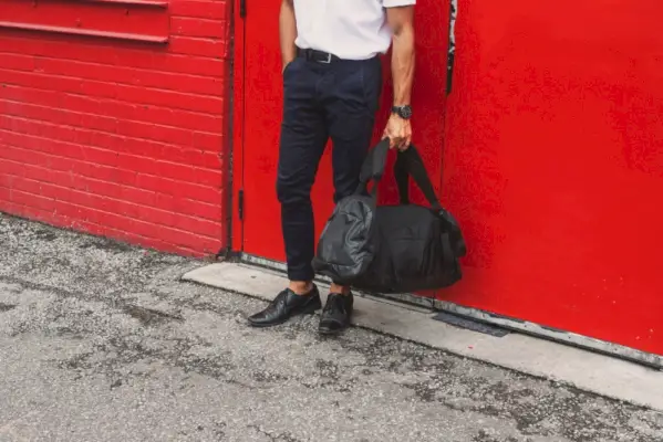 男性チノパン白 T シャツ