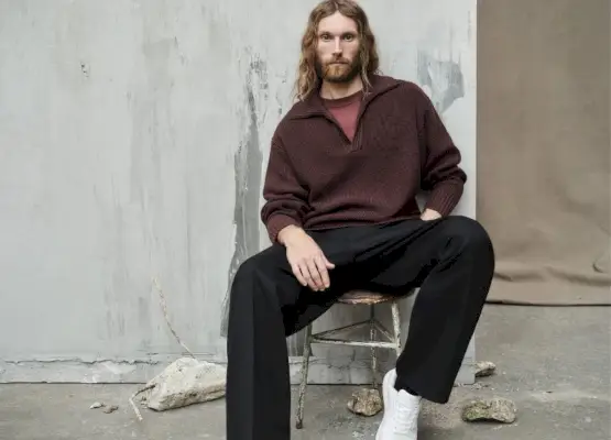 ZARA プリーツ スラックス V ネック セーター 襟 T シャツ ホワイト スニーカー エイデン アンドリュース モデル