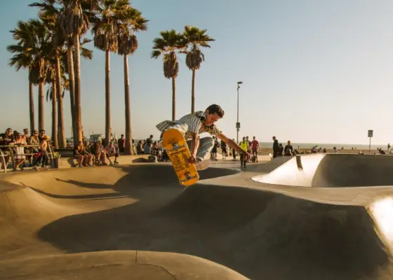 Un skateur exécute un tour de malade à Venice Beach, en Californie.