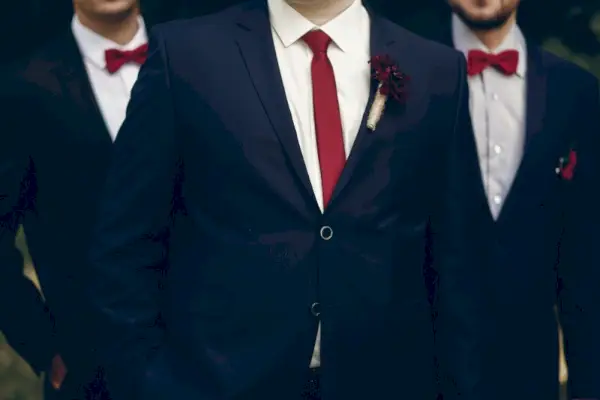 Coordinazione dei colori dell'abbigliamento dello sposo