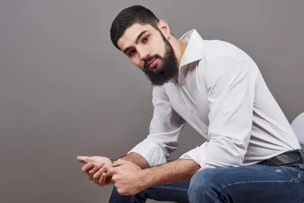 homem inteligente casual camisa jeans