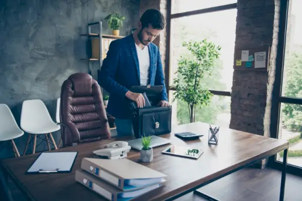homem escritório negócios estilo casual maleta de couro