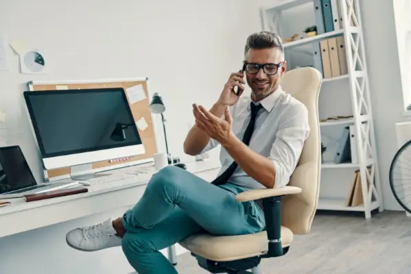 homem escritório óculos negócio casual estilo inteligente tênis branco