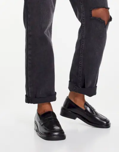 ASOS perfeziona il look dei mocassini senza calzini con i mocassini in pelle nera e un paio di jeans.