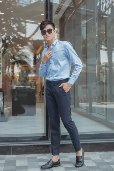 Per ambienti professionali, prova un outfit dai colori neutri un paio di bei pantaloni con mocassini.