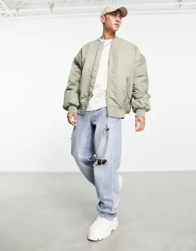 Look bomber vert pour homme ASOS, t-shirt, casquette, jean déchiré