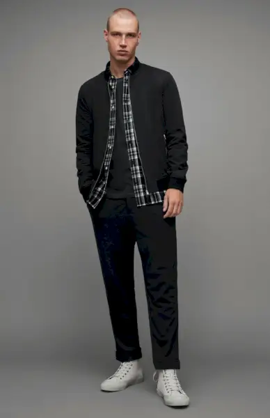 Tenue de blouson aviateur noir pour hommes, chemise boutonnée AllSains, pantalon chino, baskets montantes