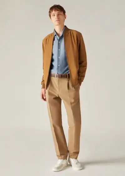 Tenue de blouson aviateur en daim pour homme, chemise habillée, pantalon plissé, baskets Loro Piana