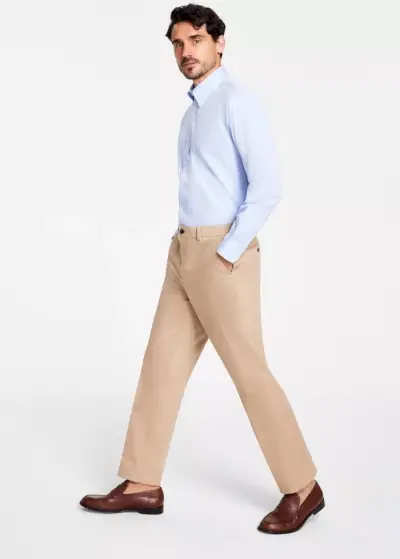 Prijmite elegantný štýl v čistých chino nohaviciach.