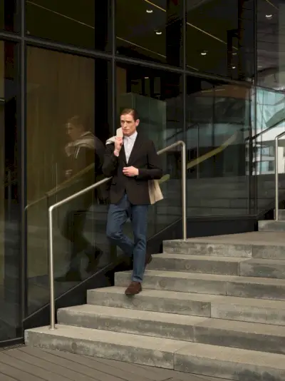 Ovládnite nevyhnutný biznis ležérny džínsový outfit so skromným športovým kabátom.