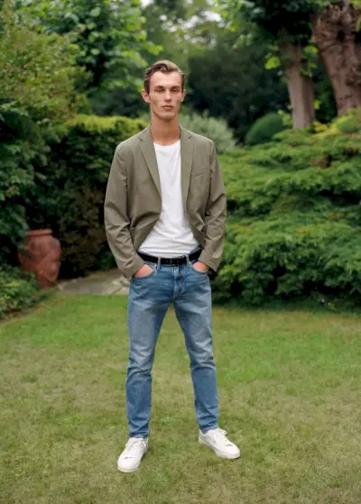 Keď teplota stúpne, k tričku a džínsom si oblečte sako bez podšívky.