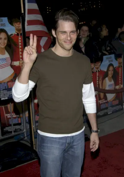 James Marsden porte un t-shirt à manches courtes sur une chemise à manches longues pour la première de What a Girl Wants à Los Angeles en 2003.