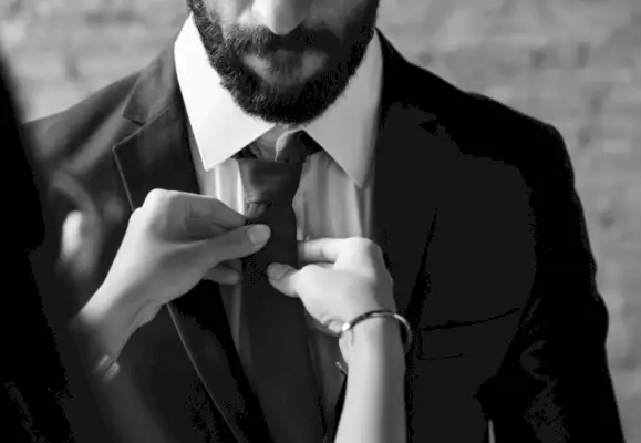 Homme obtenant de l'aide avec une cravate