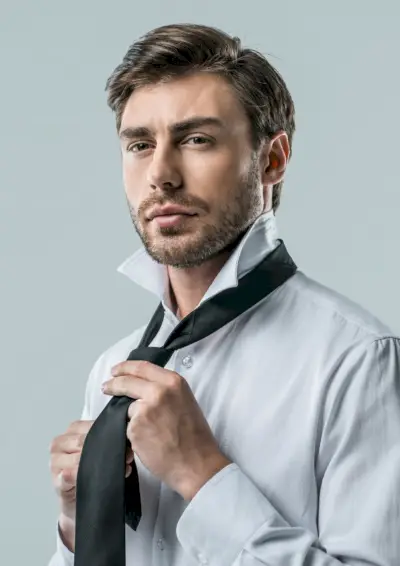 איש עוטה עניבה