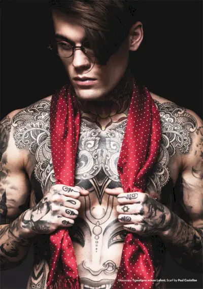 Stephen James går nøgen, viser tatoveringer for hedonist