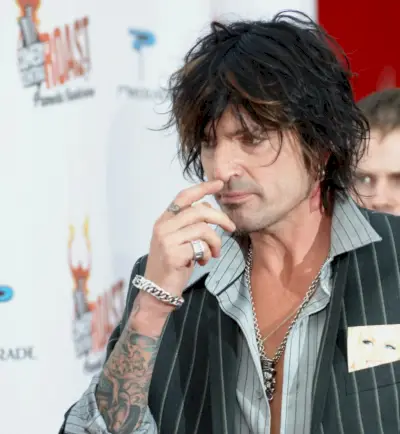 Tetování na prsteníčku Tommy Lee