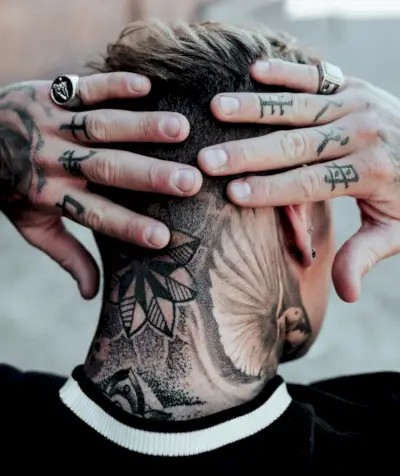 Tetování prstů ruce za hlavou