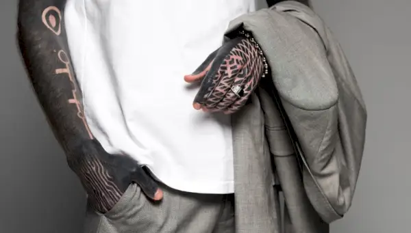 Blackwork Tetování na prstech