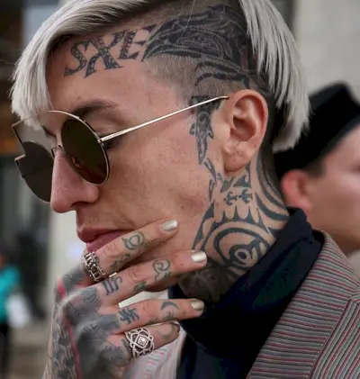 Tetování se písmeny na prstech