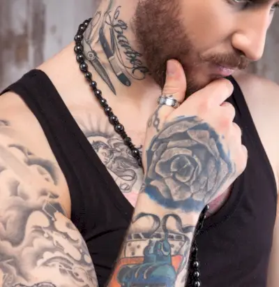 Nůžkové tetování na prstech