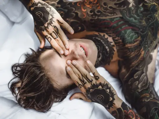 Floral Blackwork håndtatoveringer