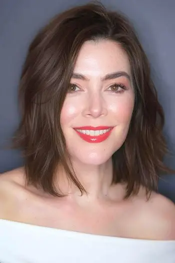 Peinado de capas de longitud media para cabello fino.